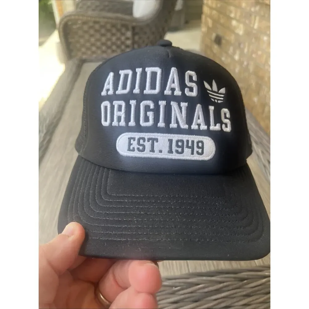 Mens Adidas Originals Snapback Cap Hat. Nice!!
